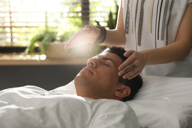 Praticien stimulant les points énergétiques de la tête lors d’une séance Access Bars pour libération mentale et émotionnelle