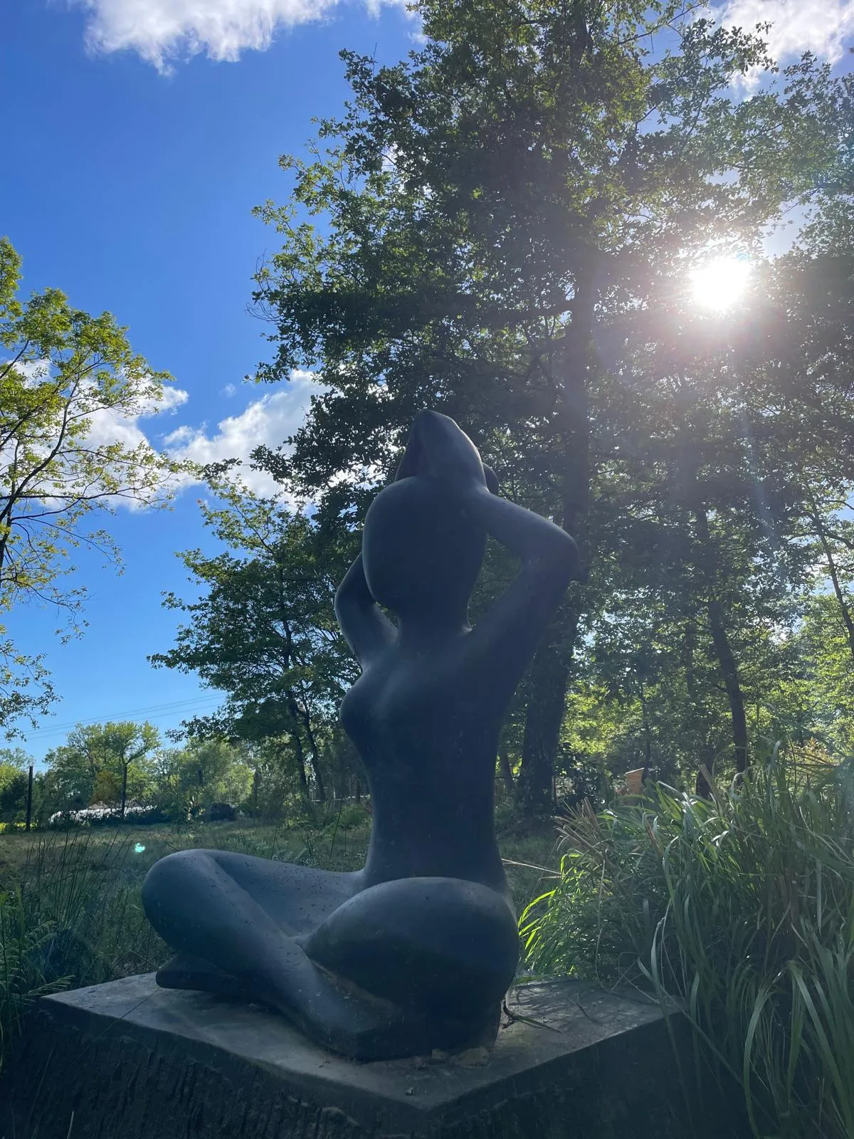 Sculpture baignée de lumière dans le parc de 7 000 m² du domaine de Sallebœuf