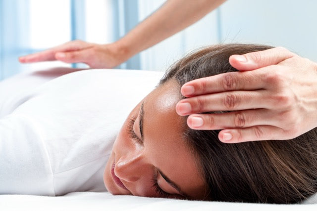 Praticien posant les mains lors d’une séance de Reiki Usui, soin énergétique pour détente et équilibre