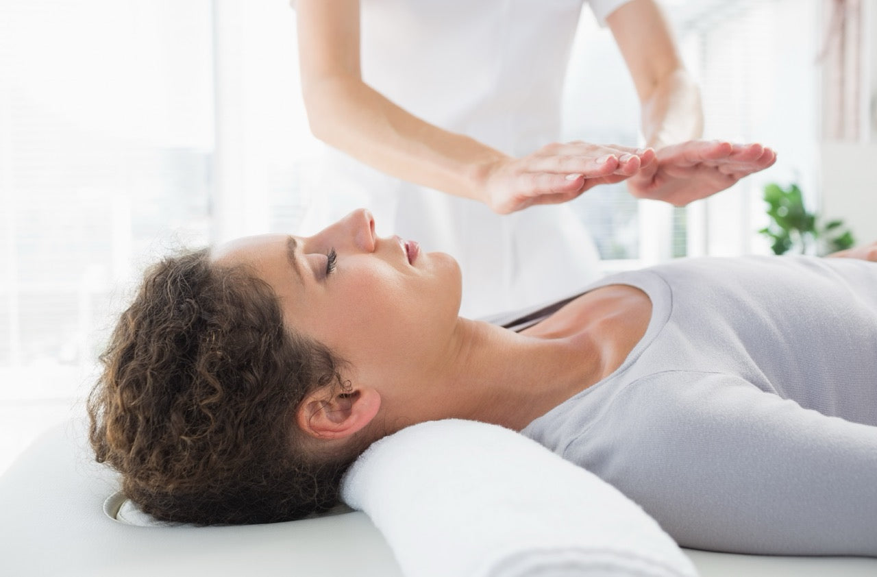mains posées lors d’une séance Reiki Usui à Bordeaux – Patricia praticienne à Yvrac